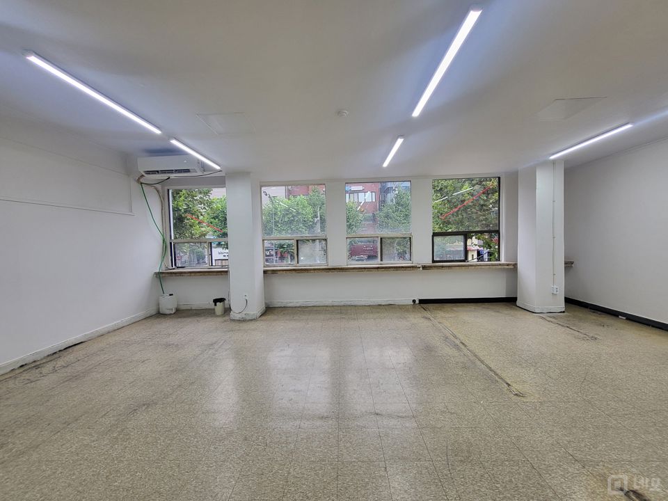 신설동역입구 횡단보앞 2층 깨끗하고 저렴한 사무실로 냉난방기있음 매물의 1번째 사진