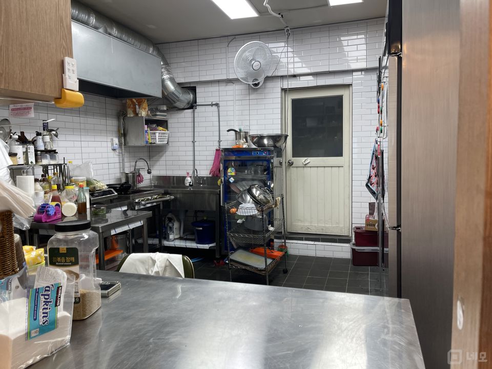 명일동 깔끔한 인테리어 및 시설 반찬가게 매물의 4번째 사진