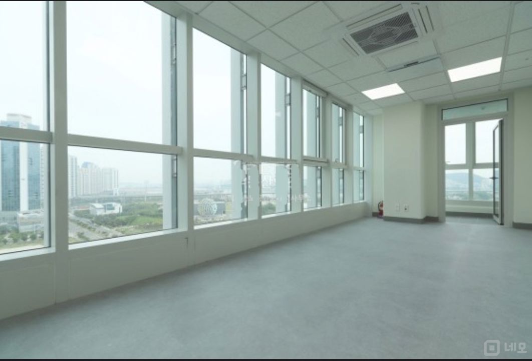 오피스 2면이  탁트인 전망 좋은 소형 오피스 매물의 4번째 사진