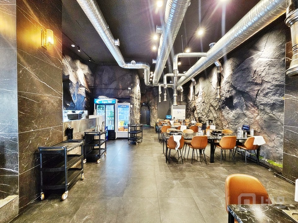 JS 홍대입구역 사거리 인근 대로변 대형 1층 상가임대 매물의 8번째 사진