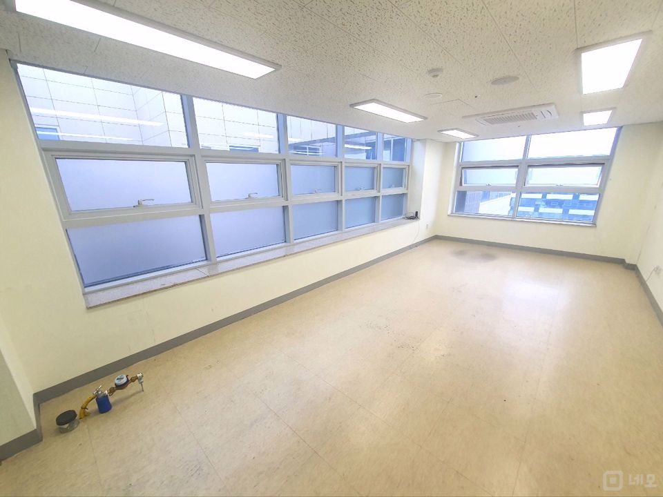 실매물만 광고하는 넘버원부동산 l 주차1대  코너양창 대로변 뷰 사무실 매물의 5번째 사진