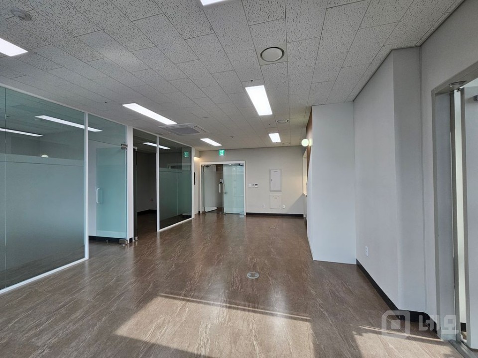 ⭐ 초역세권 사무실. 룸 2개 풀인테리어 . 코너호실 ⭐ 매물의 2번째 사진
