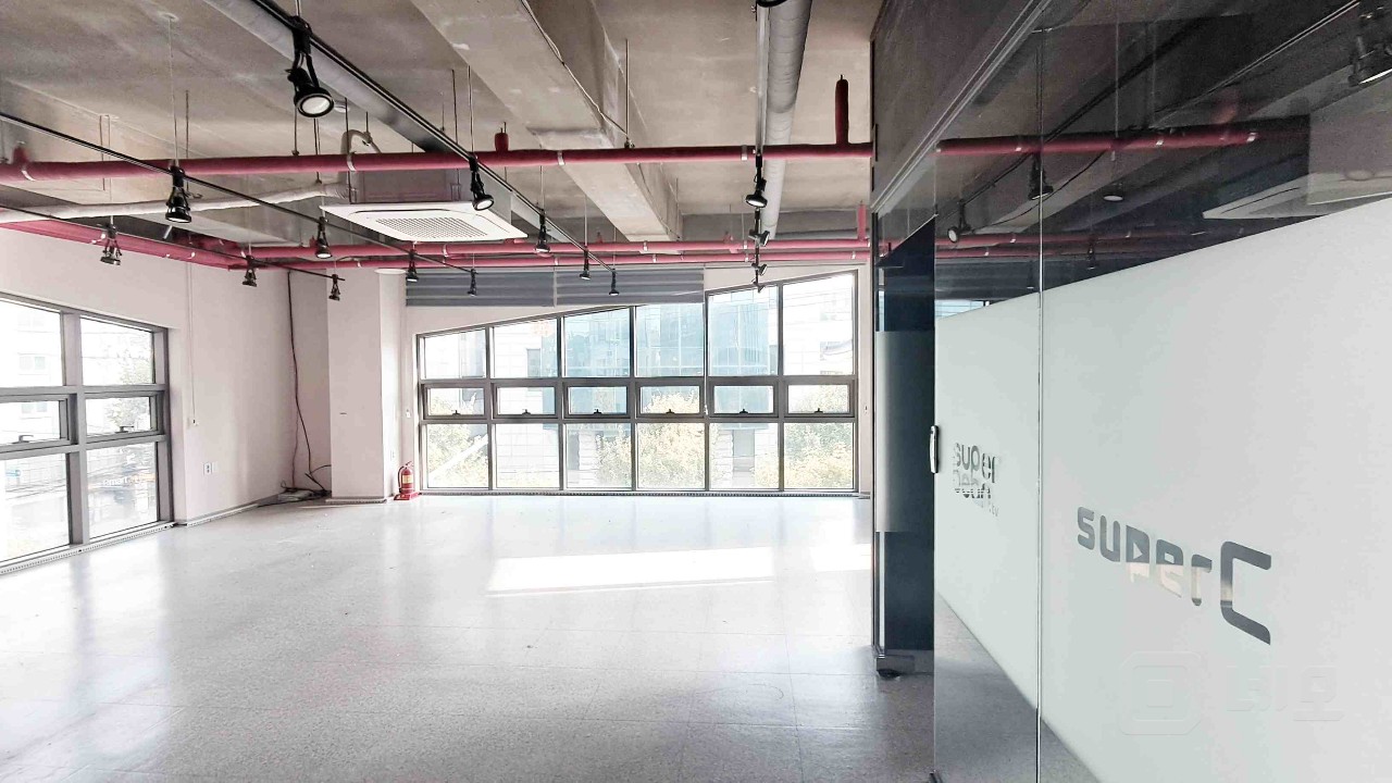 🏙️ [홍대·합정 신축건물] — 세련된 인테리어 & 즉시 입주 가능! 매물의 8번째 사진