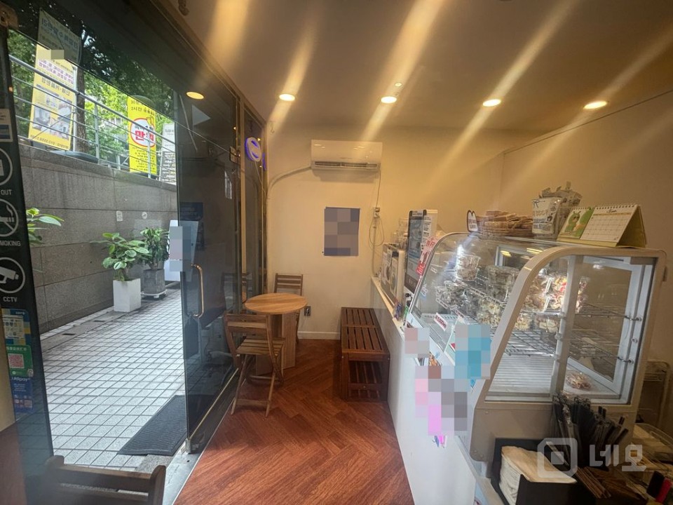홍대 최고의 상권 버스킹거리 홍대정문 노출도 높은 상가 매물의 2번째 사진