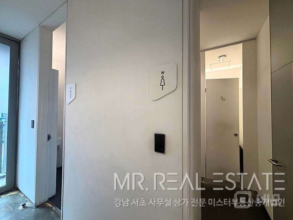 실사진 학동역1분 주차4대 룸9개 S급인테리어 대로변 무권리 매물의 5번째 사진