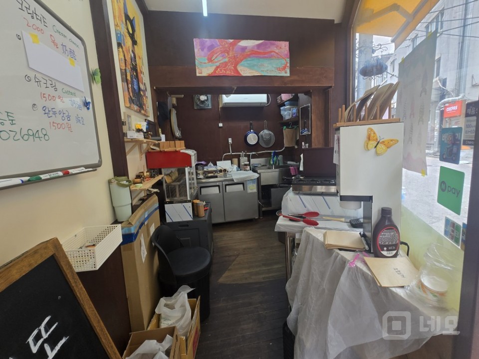 홍대레드로드 위치 유동인구 많은 통유리 전면노출 광고효과 좋음  매물의 2번째 사진