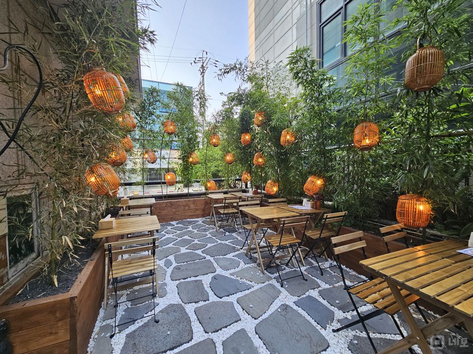 테라스 있는 역삼동 강남역 부근 번화가에 위치한 1층 해산물전문점 매물의 4번째 사진