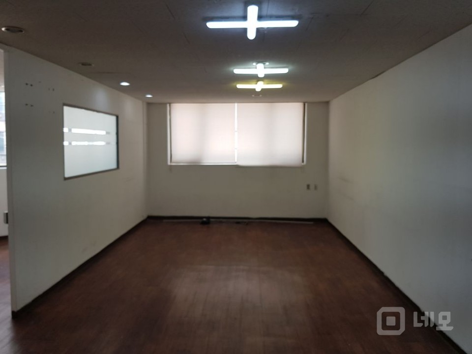 역세권내부칸막이 월세저렴 통베란다주차가능법인및개인사무실로 강추 매물의 3번째 사진