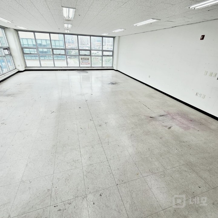 25p 통창 건물, 브런치카페, 커피숍, 다양한 업종 추천 매물의 2번째 사진