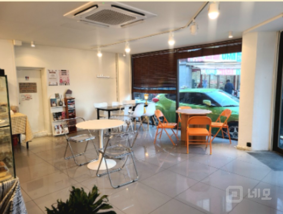 깨끗하고 햇볕잘드는 3면통유리 카페 내놓습니다! 매물의 1번째 사진