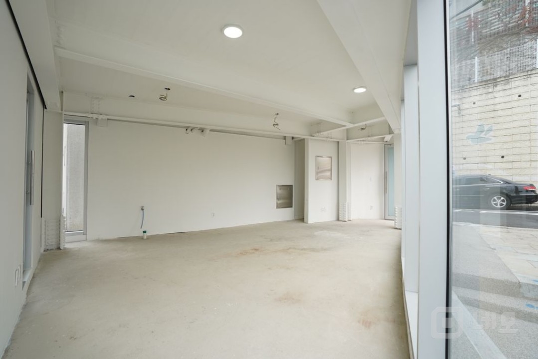 건축상 받은 독특한 형태의 상가건물 매물의 2번째 사진