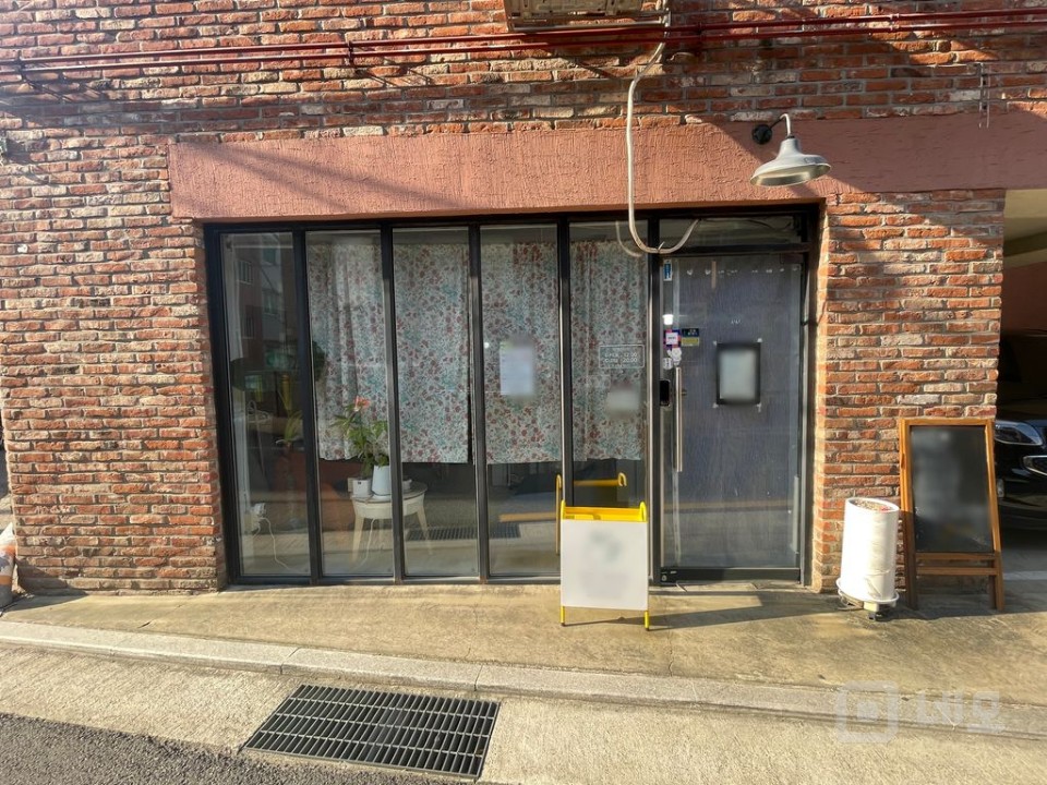 10.5평 채광좋은 통창 주차무 매물의 1번째 사진