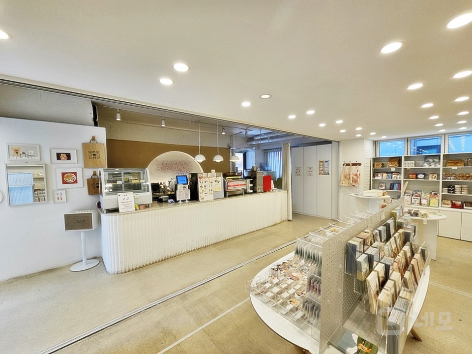 JS 연남동 핫플 미로길 1,2층 가시성 좋은 신축급 상가 매물의 4번째 사진