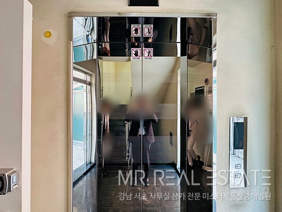 ★교대역2분.인테리어최상.화이트톤.층고높음.사무실ACE★ 매물의 11번째 사진