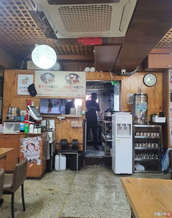 홍대 축제거리 2층 한식집 매물의 1번째 사진