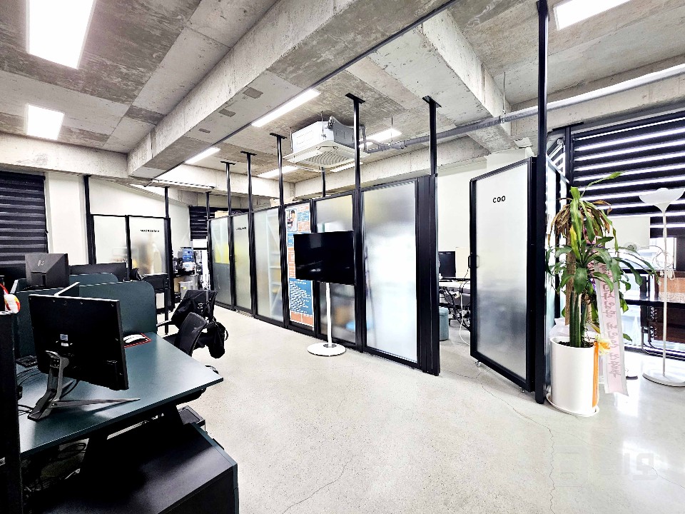 I세븐I 합정역 트렌디한 인테리어 40평대 사무실 매물의 10번째 사진