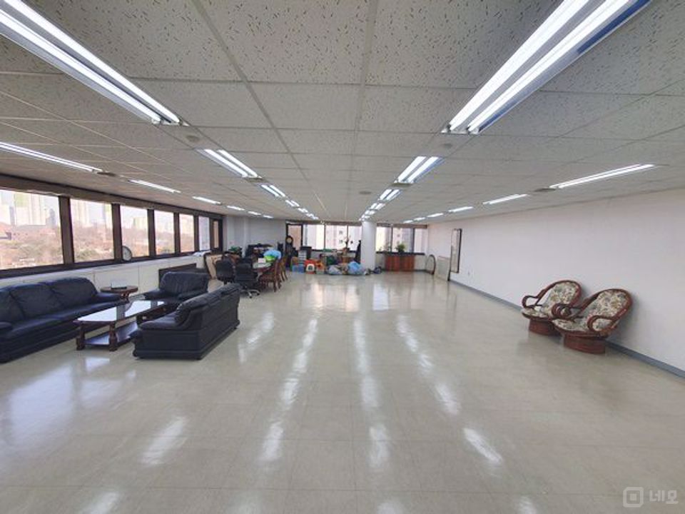 ★명일역 인근 깔끔한 대로변 사무실 용도 공실 안내★ 매물의 1번째 사진