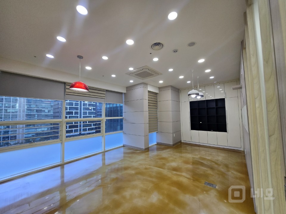 50평대 가산디지털단지역 초역세권 .즉시입주.인테리어 좋음 매물의 12번째 사진