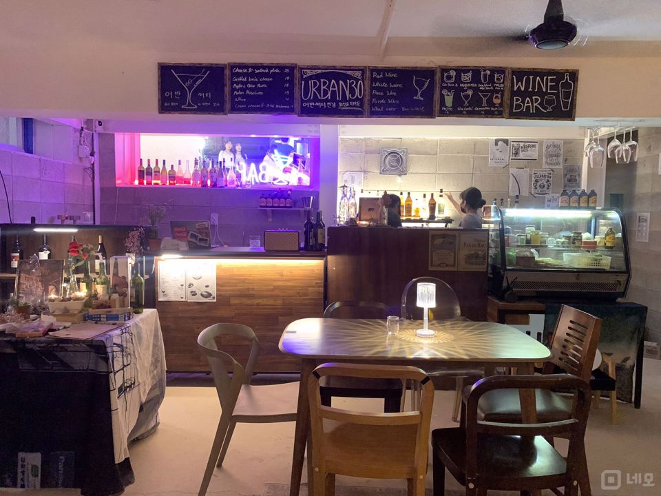 유동 인구 많은, 연남동 미로길 반지하 바 매물의 4번째 사진