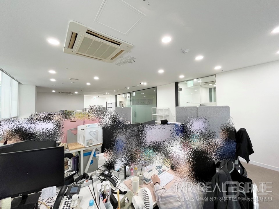 논현역1분 초역세권 단독층 빠른입주 대로변코너 무권리화이트톤인테리어 매물의 9번째 사진