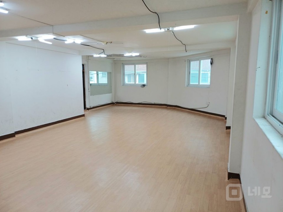 깔끔하게 수리된 사무실,남녀구분 깔끔한 화장실,베란다 있음.먹골역 5분. 매물의 5번째 사진