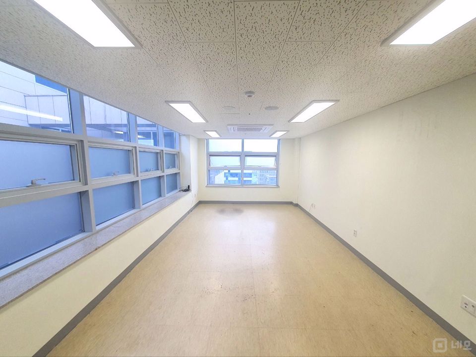 실매물만 광고하는 넘버원부동산 l 주차1대  코너양창 대로변 뷰 사무실 매물의 1번째 사진
