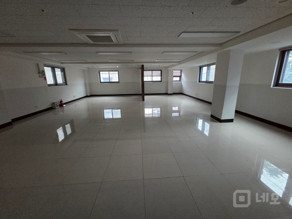 신촌역 도보 4분/홍대입구역 5분 역세권 전용148평 무권리 사무실/상가 매물의 11번째 사진