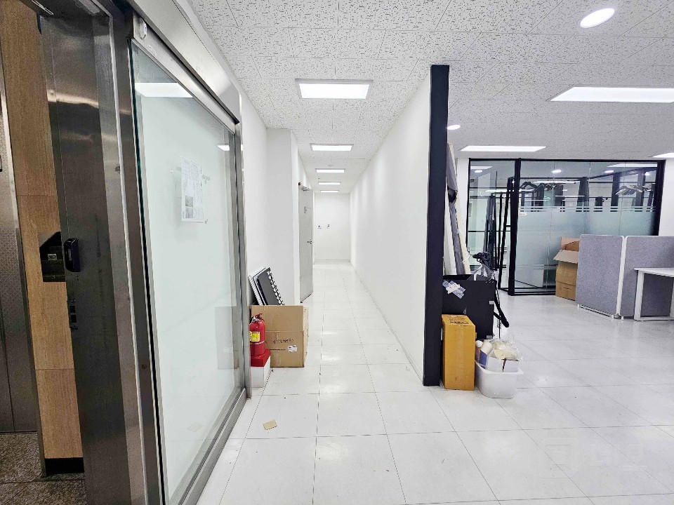 I세븐I 홍대·합정 오피스라인 인테리어 완비 80평대 사무실 임대 매물의 13번째 사진