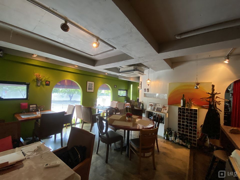 DMC역 역세권, 시설 완비된 상암동 2층 와인바 매물의 1번째 사진