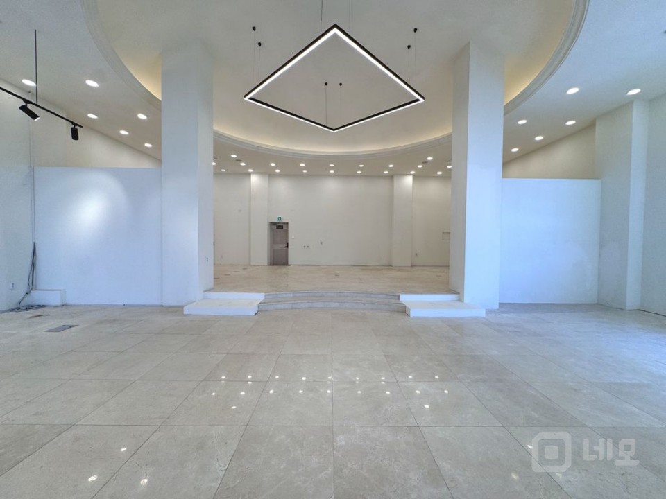 강남구청역 인근에 위치한 가시성,접근성 좋은 무권리! 1층 상가! 매물의 2번째 사진