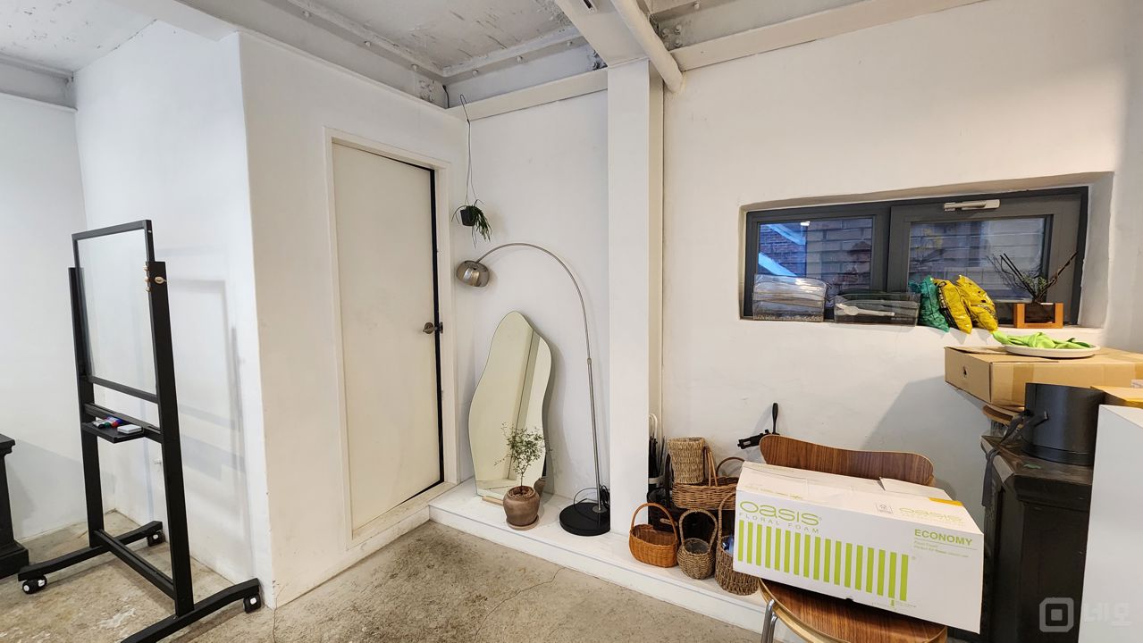 성수동 서울숲역 역세권, 깔끔한 인테리어, 시설 완비된 꽃집 매물의 4번째 사진