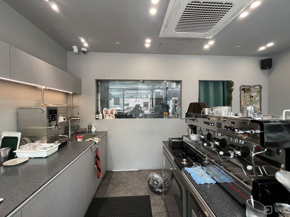 군자역 1번 출구에서 도보 1분 거리에 위치한 1층 상가입니다. 매물의 3번째 사진