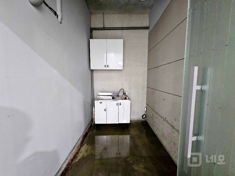 I세븐I 홍대입구역 오피스라인 예쁜건물 지층사무실 선큰구조 매물의 9번째 사진