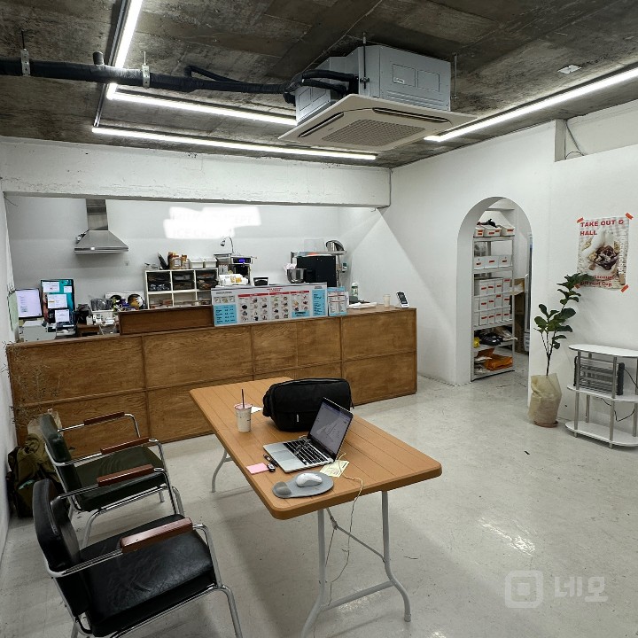 신촌역,홍대입구역 사이5분거리 무료주차가능2대 가능 상가 매물의 1번째 사진