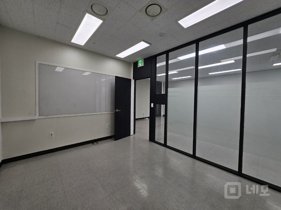 실30평 룸2개 탕비실 인테리어 깔끔, 가성비 좋은 사무실 임대 매물의 6번째 사진