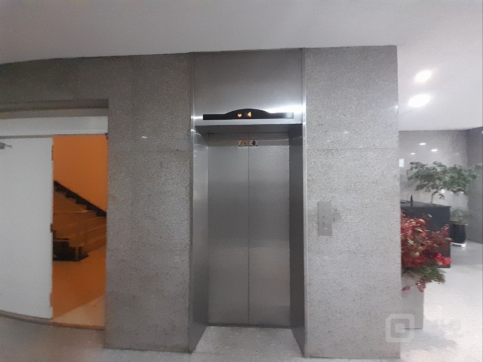🏙️ 마포역 초역세권! 대형 240평 단독 사무실 매물의 5번째 사진