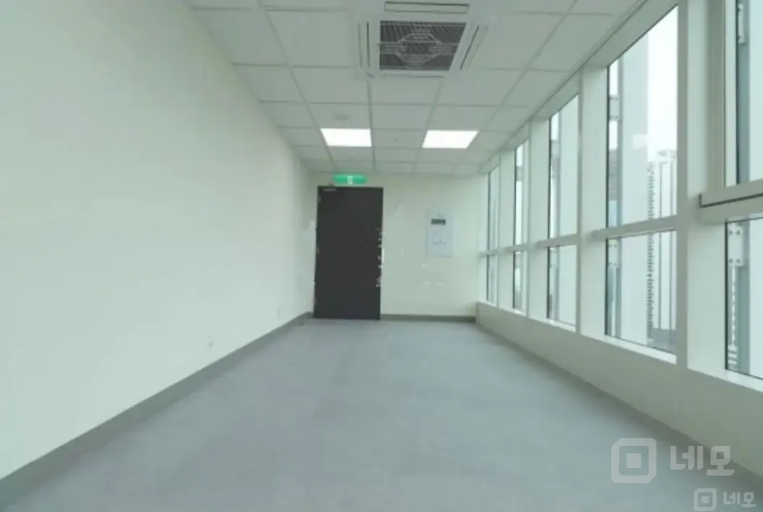 오피스 2면이  탁트인 전망 좋은 소형 오피스 매물의 7번째 사진