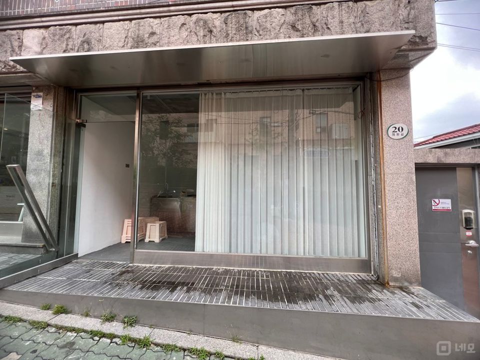 중랑구 망우동 학교 정문 앞 자리 상가 매물의 4번째 사진