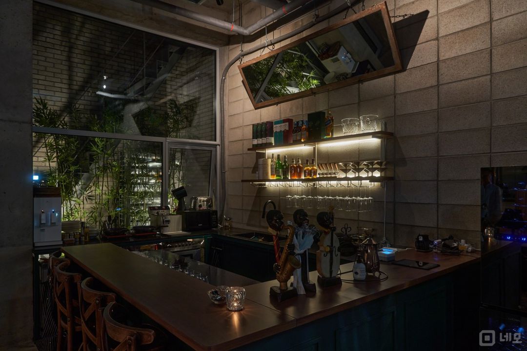 연남동 홍대입구역 역세권, 고급스러운 인테리어, 매출 좋은 바 매물의 4번째 사진