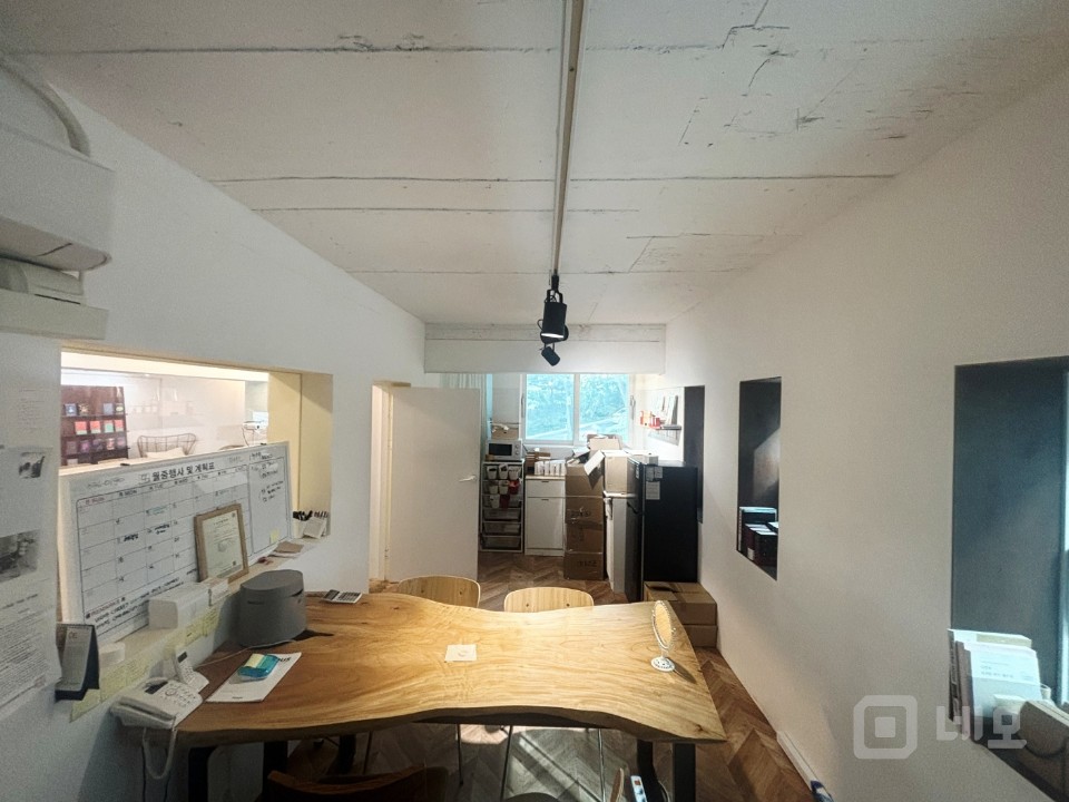 인테리어 굿~! 홍대 와우공원 인근 상가 사무실 매물의 3번째 사진