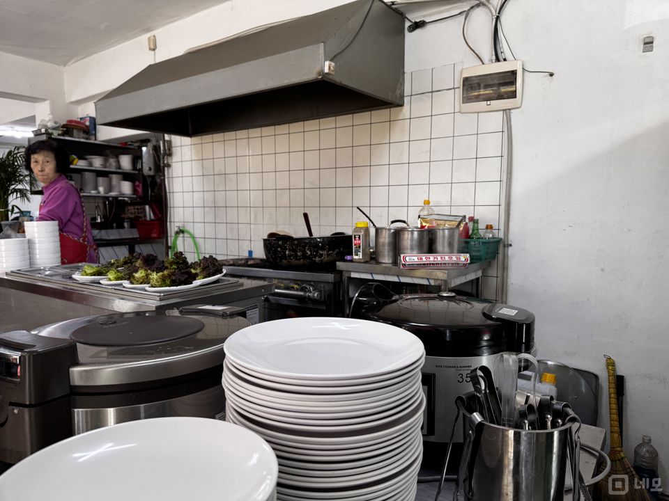 🍚 주거밀집 항아리상권 코너 1층|한식점 성업 중 매장 🍲 매물의 3번째 사진