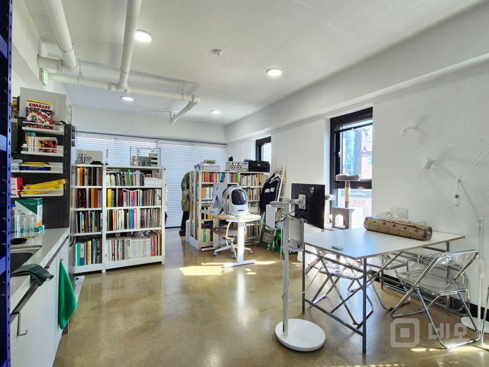 넓은 테라스 세련된 외관 화이트톤 공간  매물의 4번째 사진