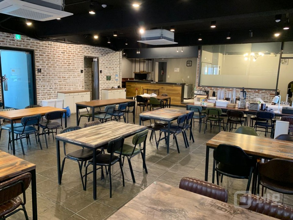 [신촌역 도보 6분] 41평 상가 / 카페·보드카페·파충류샵 추천 매물의 4번째 사진