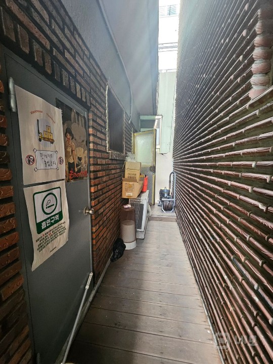 깨끗하고 햇볕잘드는 3면통유리 카페 내놓습니다! 매물의 13번째 사진