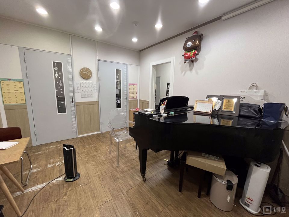신정동, 월세 저렴한 목일중학교 후문 앞 대단지아파트 내 입점 2층 학원 매물의 1번째 사진