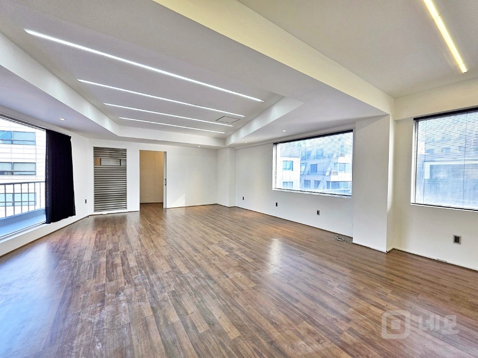 ✅ 장난 아닌 채광 ✅ 장난 아닌 가성비 ✅ 신사동에 이런 곳이? 매물의 11번째 사진