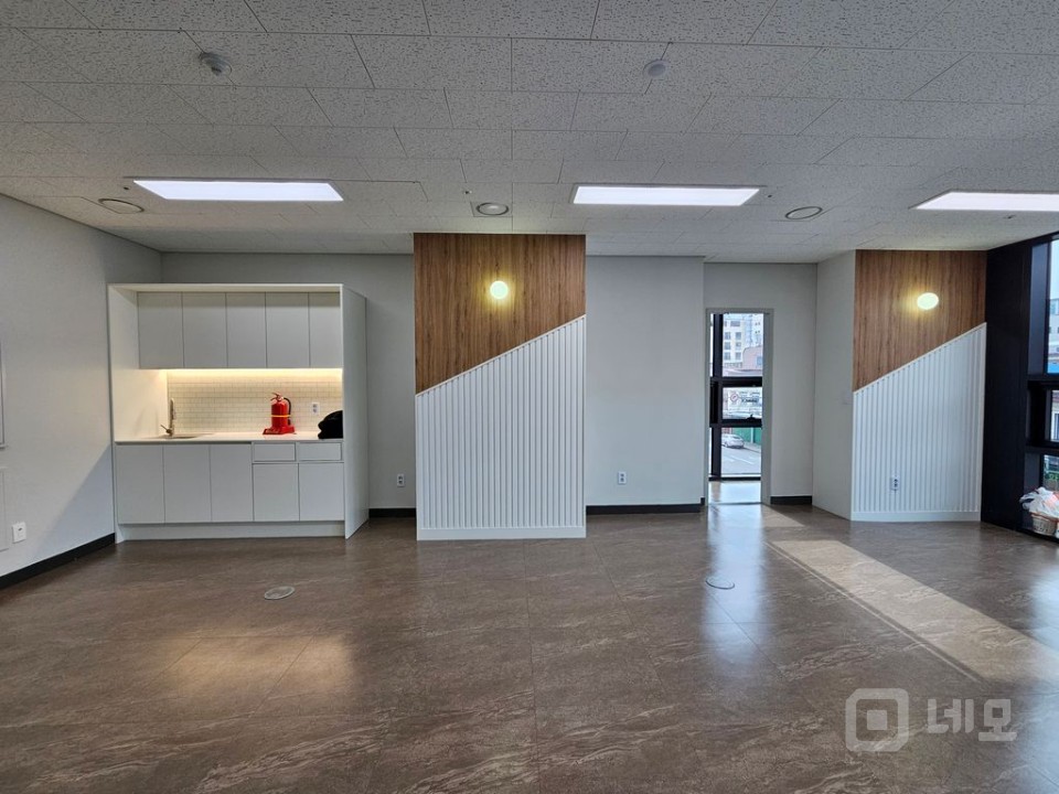 ⭐ 초역세권 사무실. 룸 2개 풀인테리어 . 코너호실 ⭐ 매물의 1번째 사진