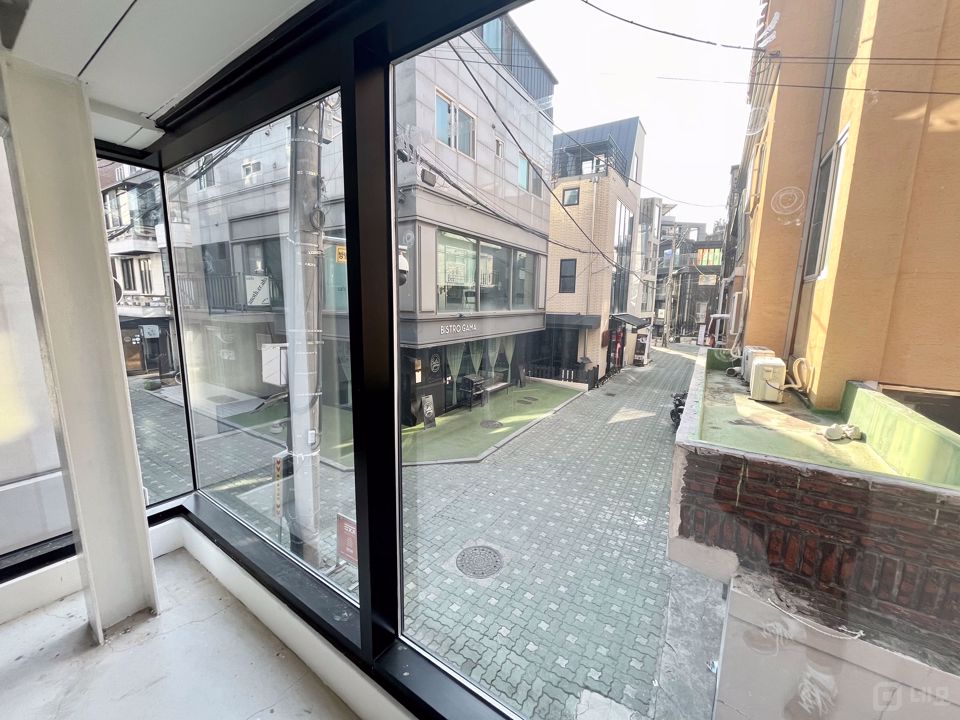 주목도 높은 1층 역세권 연남동 사무실 매물의 8번째 사진