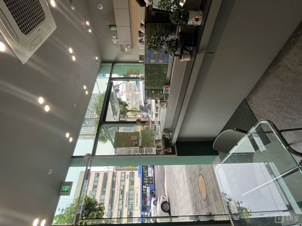 군자역 1번 출구에서 도보 1분 거리에 위치한 1층 상가입니다. 매물의 6번째 사진