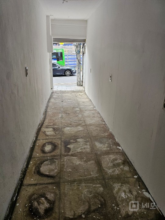 홍대정문 버스정류장 바로앞 매물의 1번째 사진